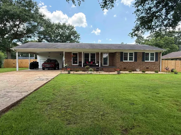 1407 Greenbrier Dr, Tuscumbia, AL 35674