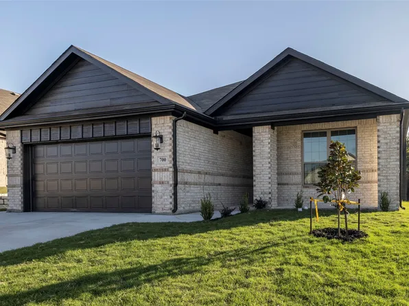 700 Hackamore St, White Settlement, TX 76108