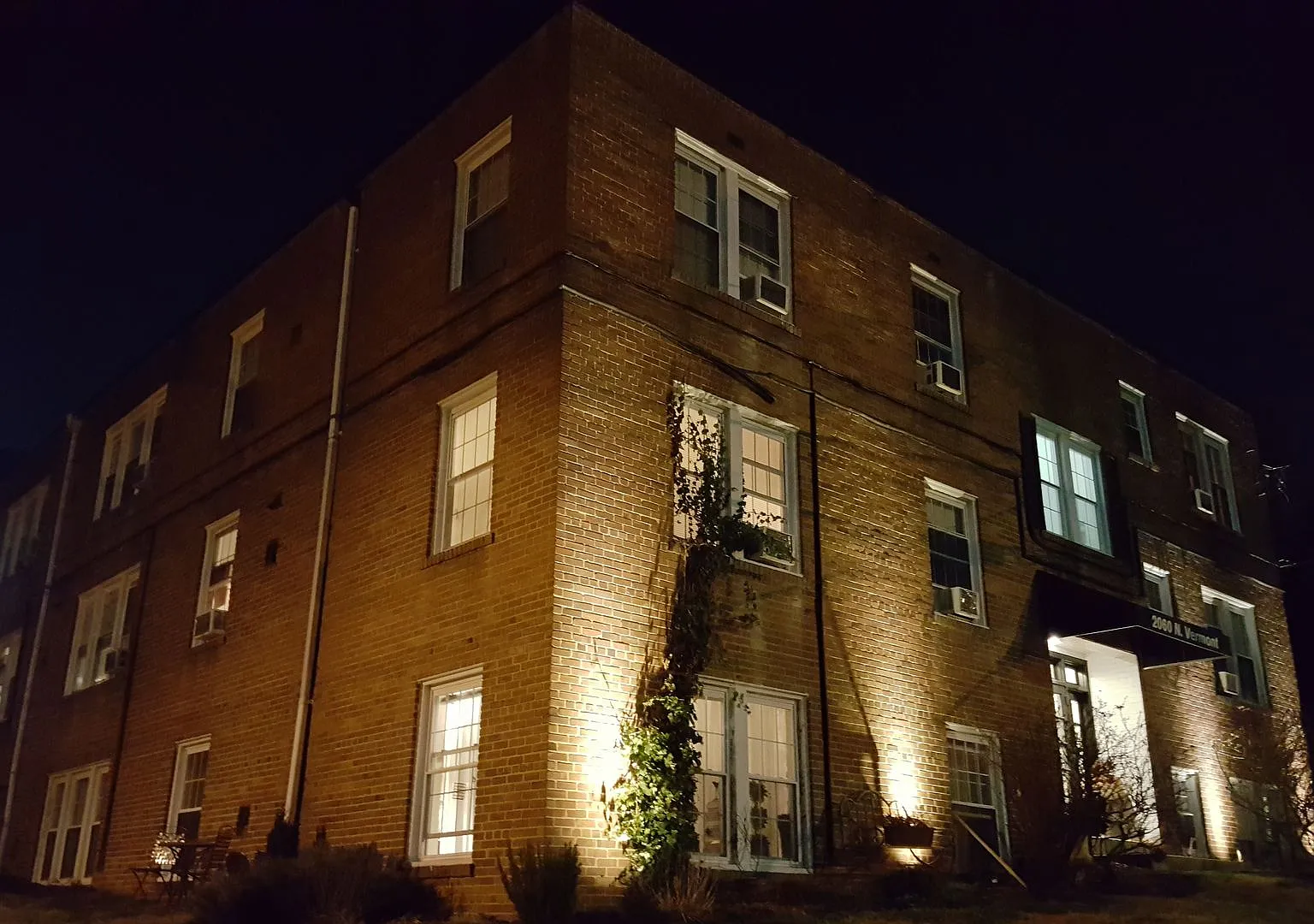 2060 N Vermont Street — Photo 2