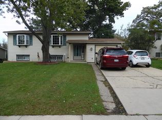 11 Big Oaks Rd, Streamwood, IL 60107