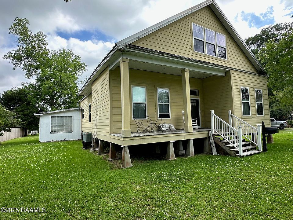 1st image of 209 E Oak St