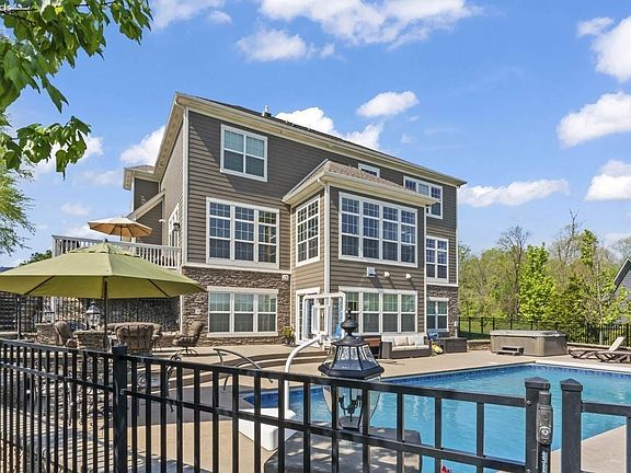 3rd image of 1662 Kearney Way