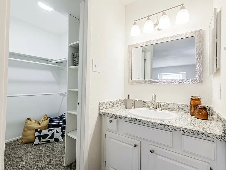 Turtle Pointe Apartments — Photo 17