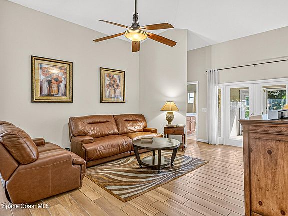 4th image of 7127 Broderick Dr