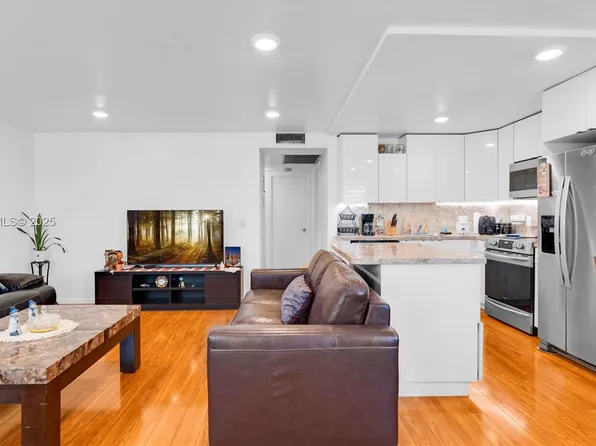 551 SW 135th Ave APT 208B, Pembroke Pines, FL 33027