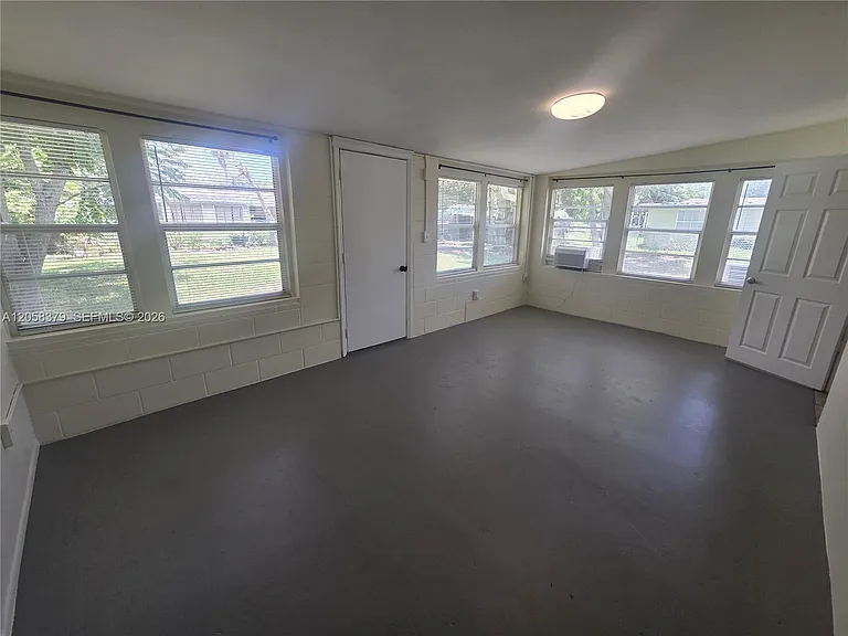 338 Hosbine St — Photo 12