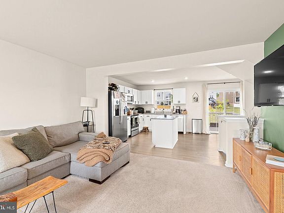 3rd image of 102 Spring Pl