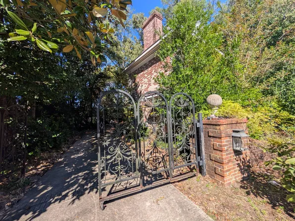 625 E Southerland St, Wallace, NC 28466