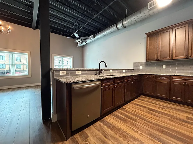 425 Broad St — Photo 7
