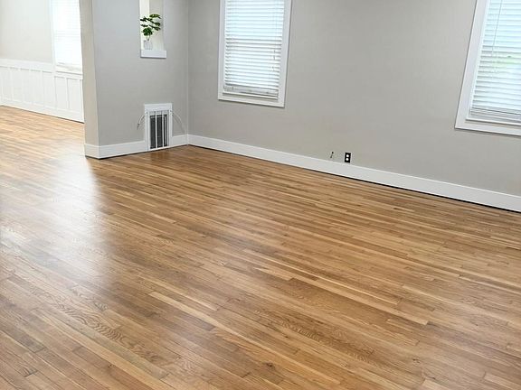 3rd image of 1179 Lynmoor Dr NE