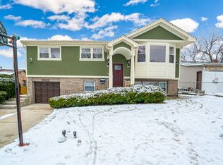 9032 Forest Ln E, Hickory Hills, IL 60457