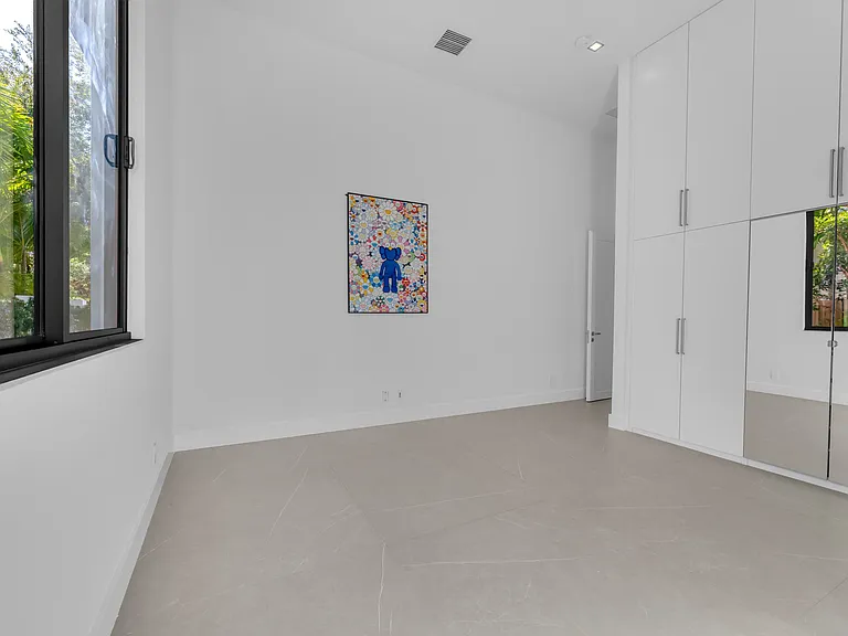 2401 NE 13th St — Photo 47