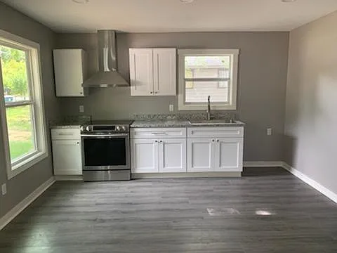 410 W Scott St — Photo 2