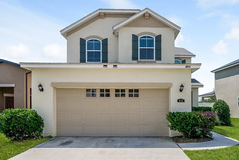 3 bed, 2.5 bath, 2455 sqft, $2,560 — Photo 1