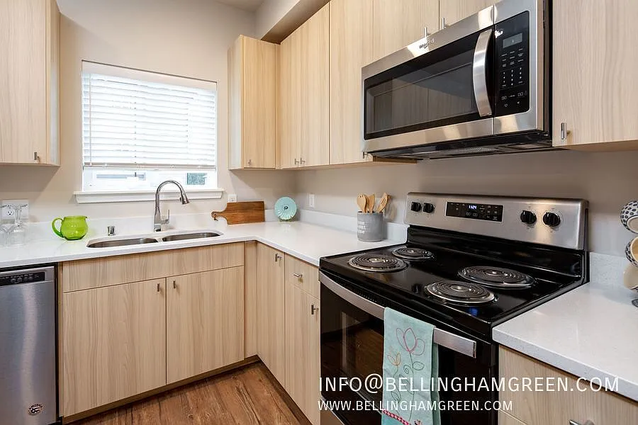 3 Bed/2 Bath 2nd Floor Apartment - Voted #3 Best in the NW for 2025 and 2026 — Photo 3
