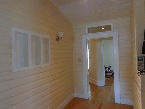 middle hallway wth niche shelves