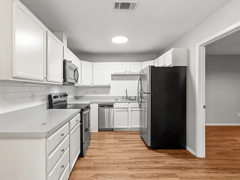 1208 Hillyer St — Photo 3