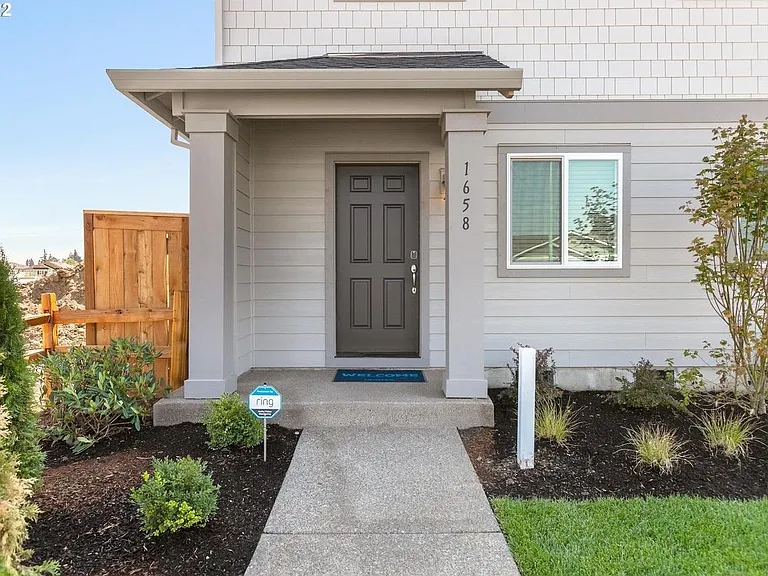 1658 Smith Dr — Photo 2