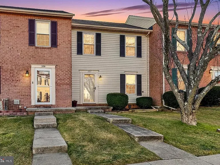 237 Alymer Ct — Photo 1
