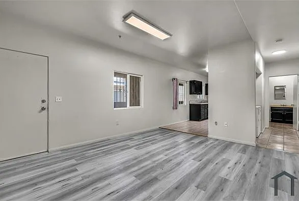 5869 S Figueroa St — Photo 2