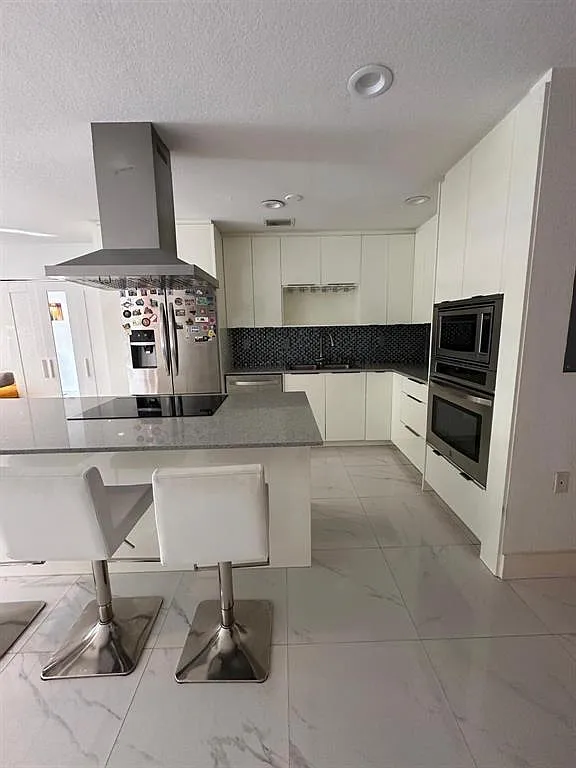 3 bed, 3.0 bath, 1270 sqft, $3,200 — Photo 4