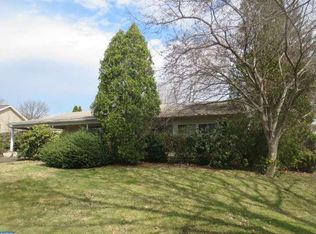 16 Mimosa Ln, Levittown, PA 19054