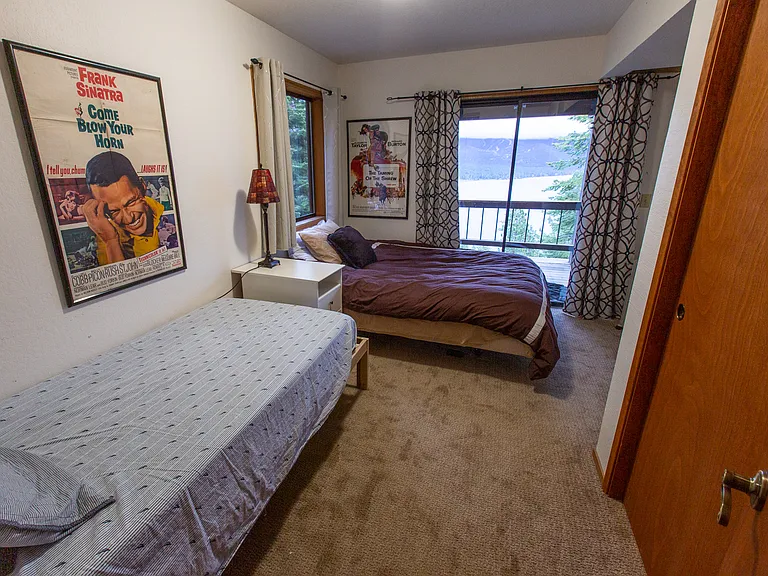 Downstairs Bedroom - Queen