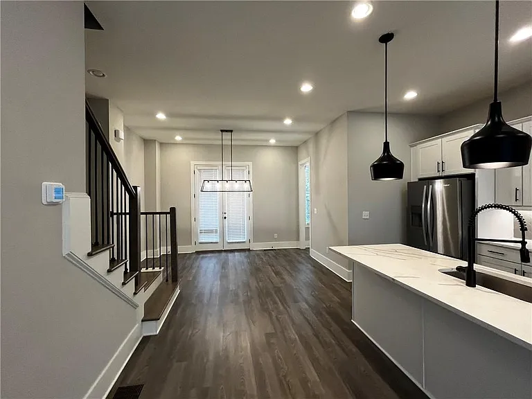 2011 Oak Ln NW — Photo 3