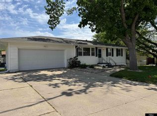 7101 Wood River Dr, Omaha, NE 68157