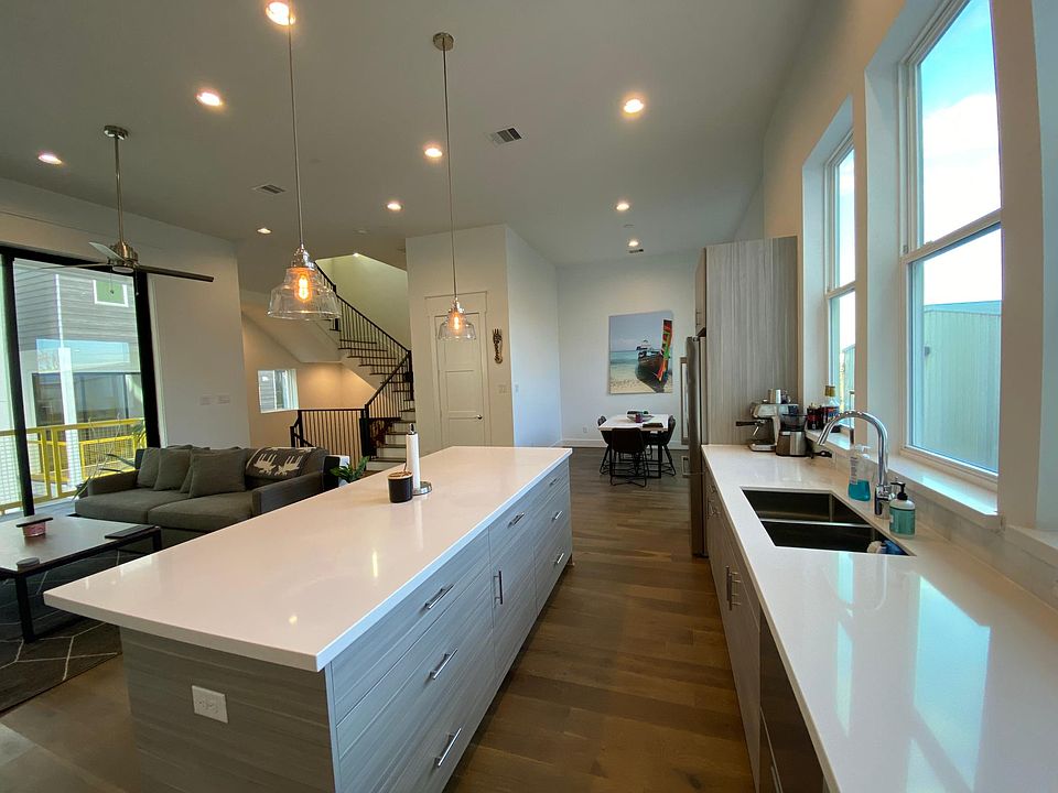 Kitchen with high end Fisher and Paykel appliances throughout.