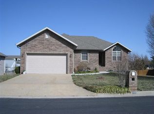 1305 Woodcastle Rd, Nixa, MO 65714