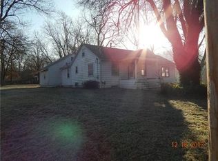 15901 E Courtney Atherton Rd, Sugar Creek, MO 64058
