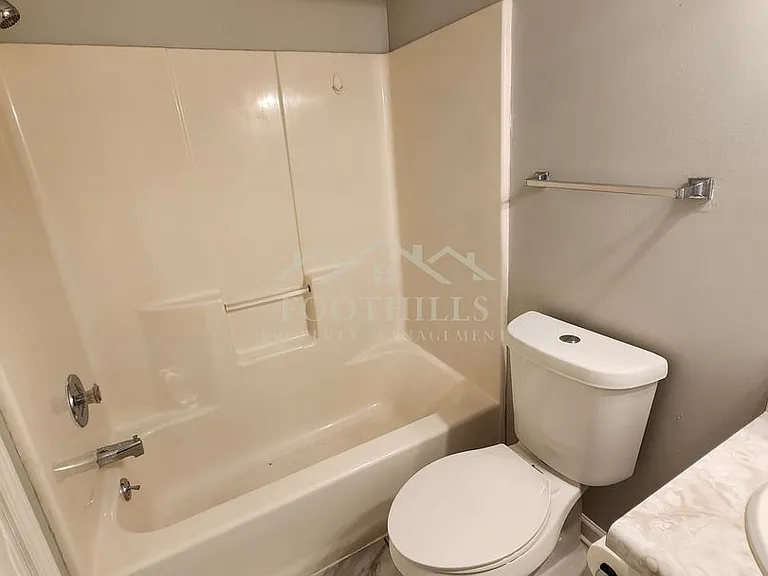 613 N Pointe Crk — Photo 8