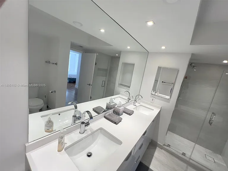 1000 W Island Blvd #2412 — Photo 21