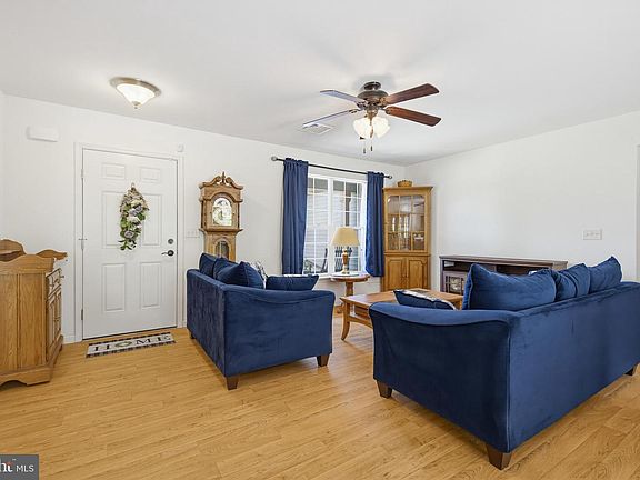 3rd image of 926 Sweetbay Ln