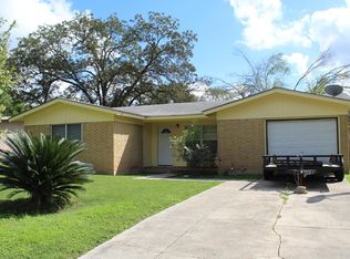 729 Skylane Dr N, Uvalde, TX 78801