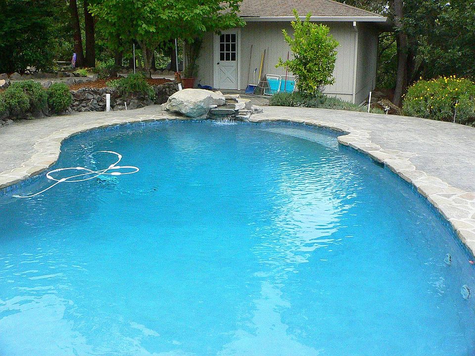 Pool w/ detached 3 car garage behind