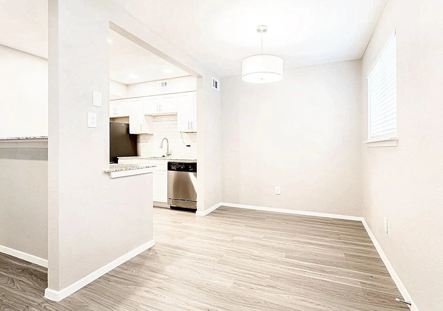 Manor Flats Apartments — Photo 4