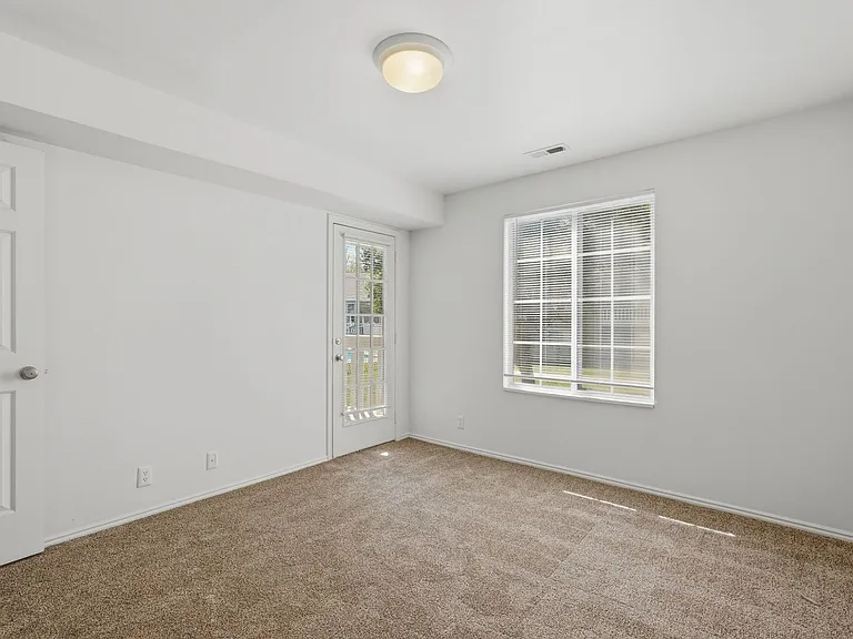 Woods Crossing Apartments — Photo 23