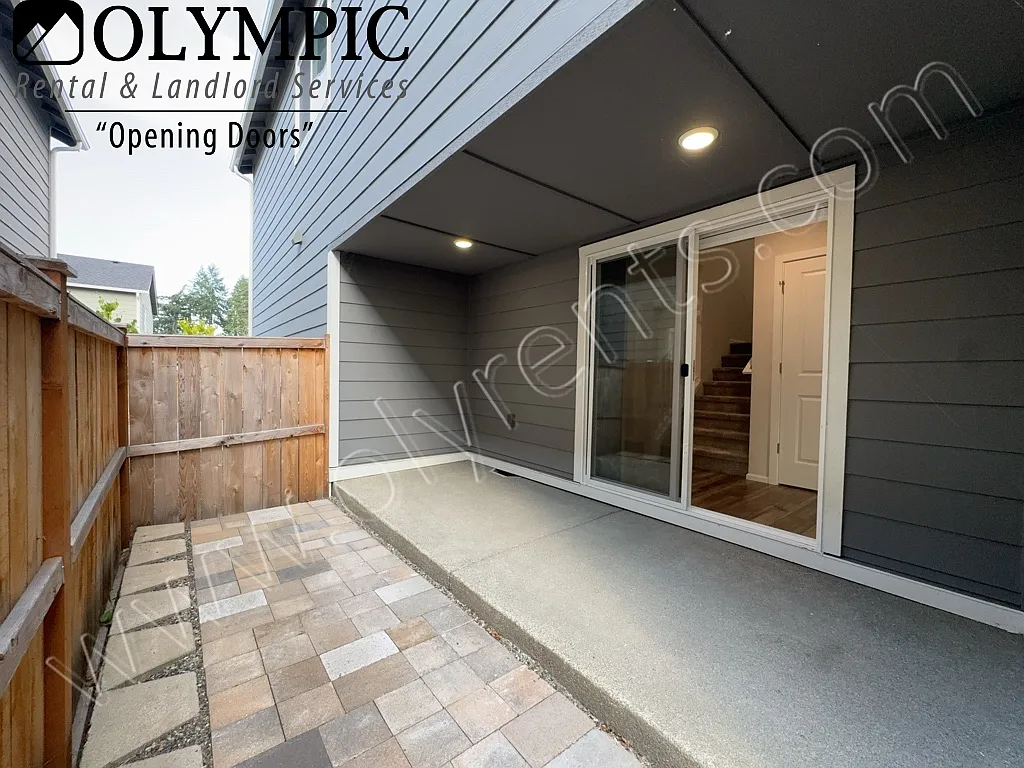 Newer Townhome w/ AC 3 bed + bonus room 2.5 bath! — Photo 4