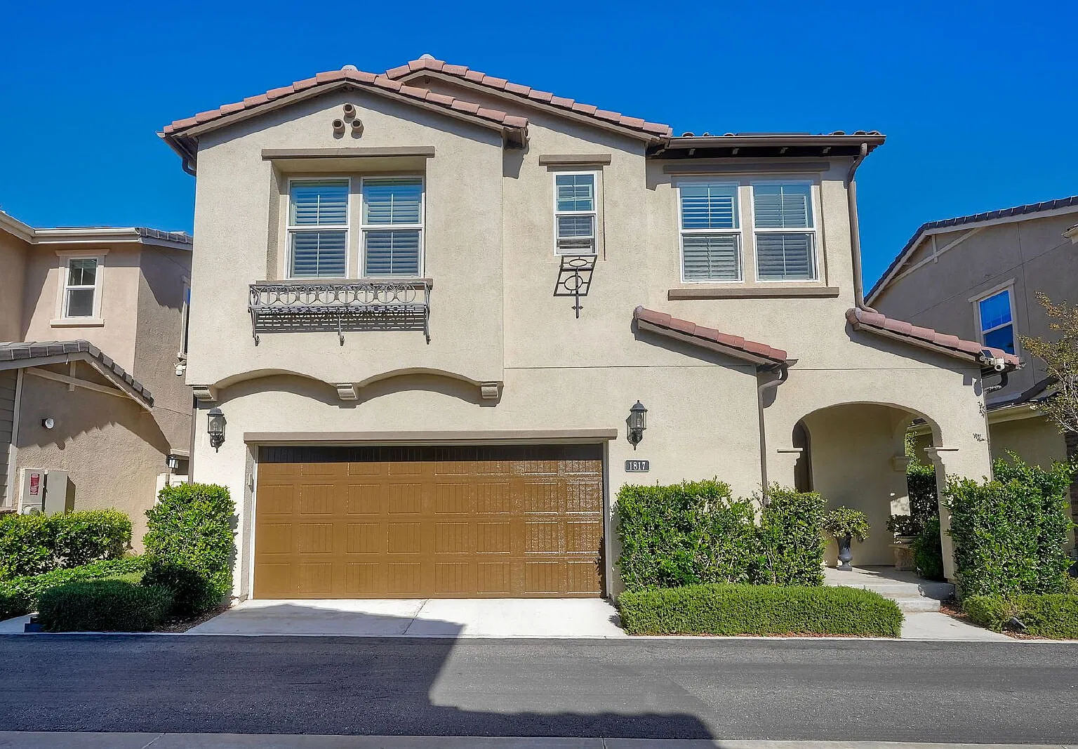 3 bed, 2.5 bath, 2048 sqft, $5,900 — Photo 1
