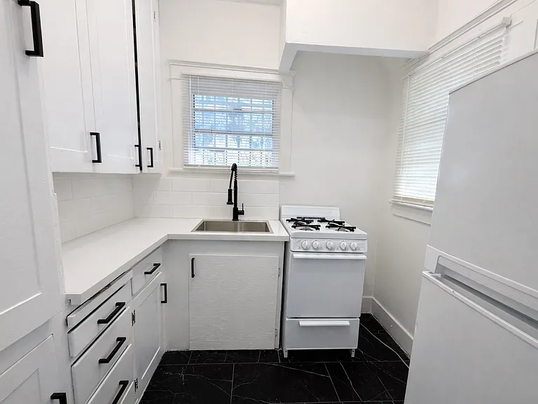 623 E Broadway #5 — Photo 25