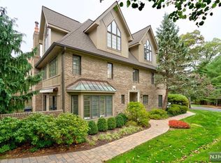 40 Sherwood Downs #40, Park Ridge, NJ 07656