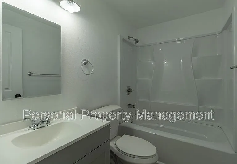 4325 E 17th St #6 — Photo 8