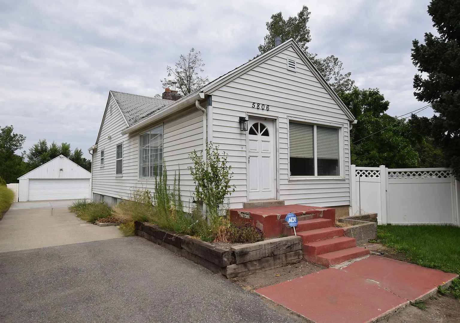 Secluded 4 Bed Holladay Home in Quiet Neighborhood with Mountain Views!! — Photo 2