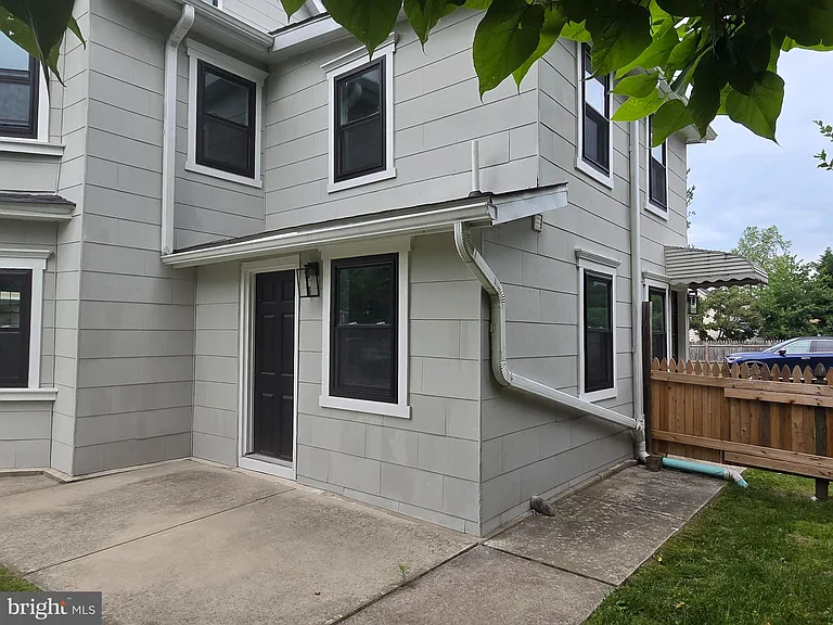 7 Locust Ave — Photo 5