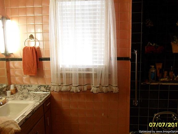 4th image of 1423 2nd Ave