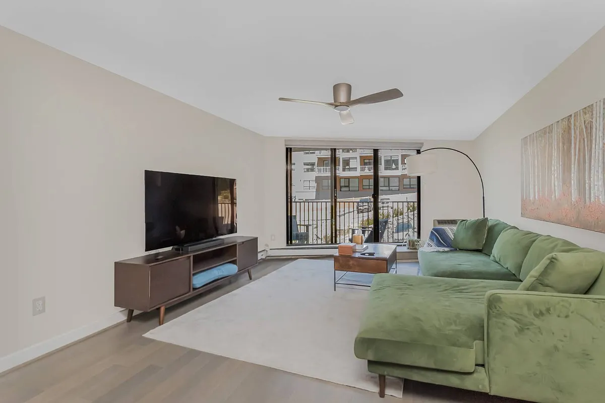 Building Photo - 1155 Warburton Ave #1D