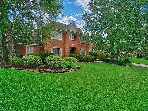 Home is located on a cul-de-sac lot.