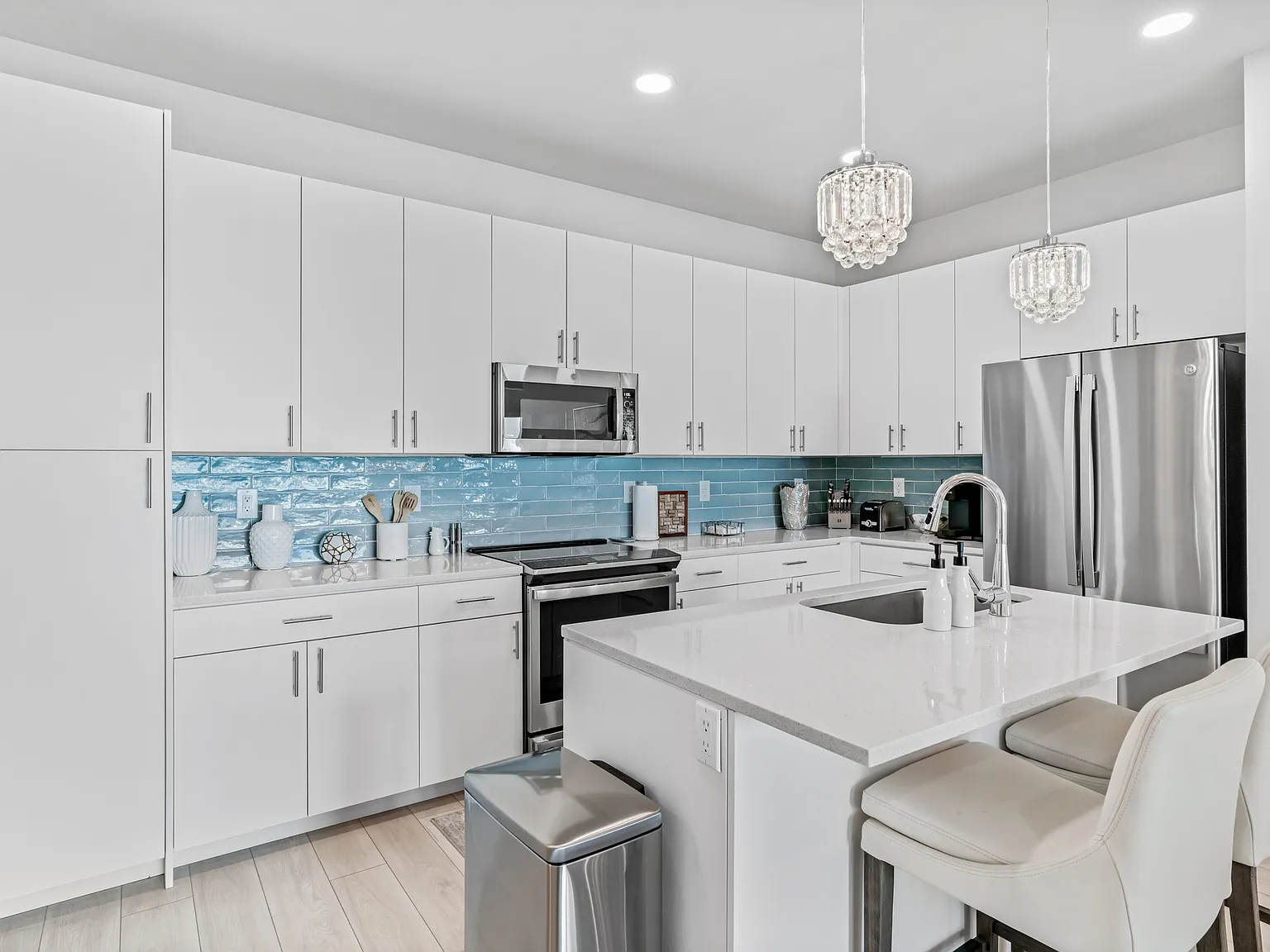 3 bed, 2.5 bath, 1600 sqft, $4,999 — Photo 3